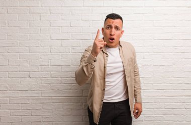 Genç Latin adamın bir fikri, ilham konsepti var.