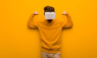 Sanal gerçeklik gözlüğü takan genç adam.
