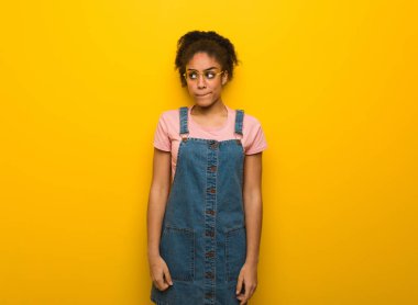 Genç Afro-Amerikan kız hakkında bir fikir düşünce mavi gözlü siyah