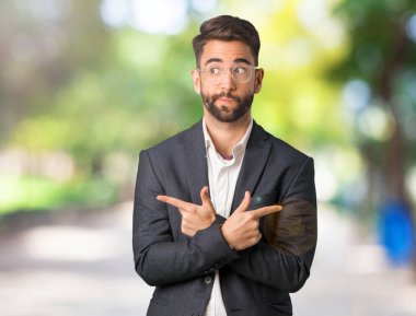 Genç yakışıklı iş adamı iki seçenek arasında karar