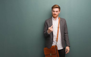 Genç kızıl saçlı iş adamı gelmeye davet ediyor