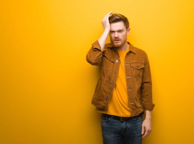 Genç Redhead adam yorgun ve çok uykulu