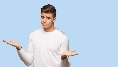 Otantik delikanlı karışık ve şüpheli