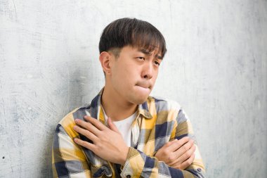 Genç Çinli adam bir fikir hakkında düşünme yakın çekim yüz