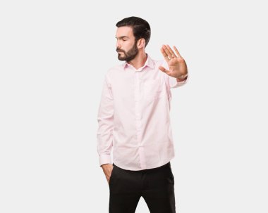 Yakışıklı delikanlı önünde el koyarak