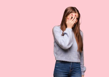 Utandım ve aynı anda gülüyor genç kafkas kadın