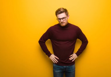 Genç ve zeki bir adam çok kızgın birini azarlıyor.