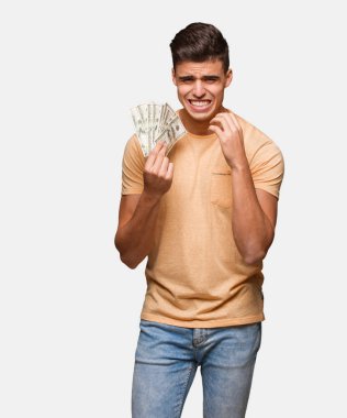 Genç adam tutan dolar kızgın ve üzgün