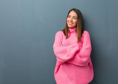 Genç modern kadın güven ve silah geçiş, görünümlü gülümsüyor