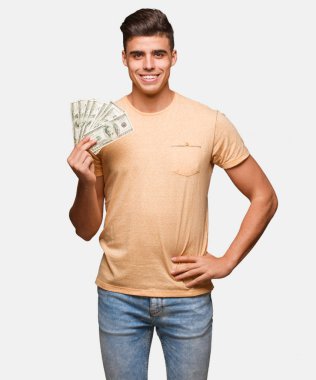 Dolar ellerle kalça üzerinde tutan genç adam