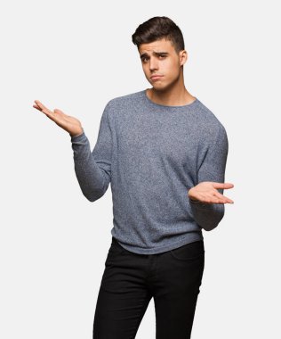 Genç yakışıklı adam şaşkın ve şüpheli