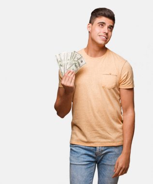 Genç adam dolar hedefleri ve amaçları ulaşmanın hayal holding