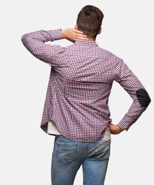 Genç serin adam arkasından bir şey hakkında düşünme