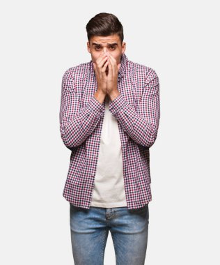 Genç adam çok korkmuş ve korkmuş serin gizli