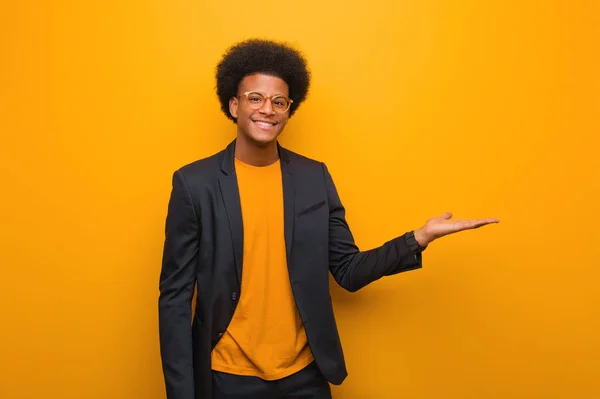 Jovem Empresário Afro Americano Homem Sobre Uma Parede Laranja Segurando — Fotografia de Stock