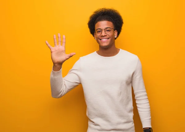 Giovane Uomo Afroamericano Sopra Muro Arancione Che Mostra Numero Cinque — Foto Stock