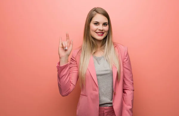 Ung Rysk Kvinna Klädd Pyjamas Gör Rock Gest — Stockfoto