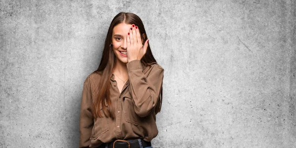 Joven Mujer Caucásica Gritando Feliz Cubriendo Cara Con Mano —  Fotos de Stock