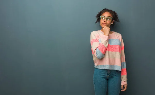 Jonge Afro Amerikaanse Meisje Met Blauwe Ogen Denken Een Idee — Stockfoto