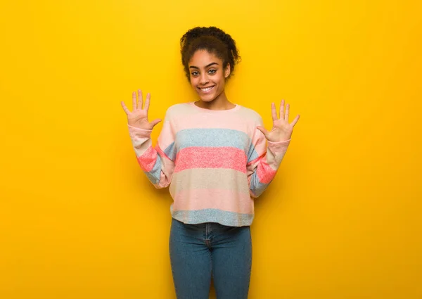 Jovem Negra Afro Americana Menina Com Olhos Azuis Mostrando Número — Fotografia de Stock