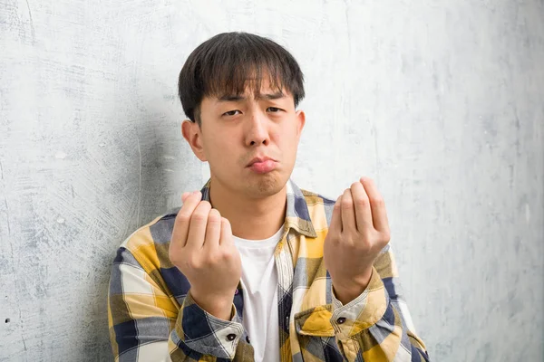 Jovem Chinês Cara Cara Closeup Fazendo Gesto Necessidade — Fotografia de Stock