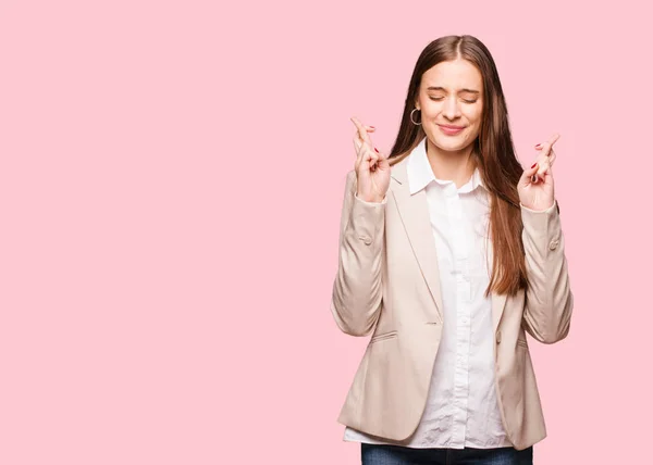 Joven Mujer Negocios Caucásica Cruzando Dedos Para Tener Suerte — Foto de Stock