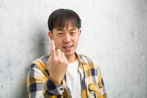 Ung Kinesisk Man Ansikte Närbild Inbjudande Att Komma — Stockfoto