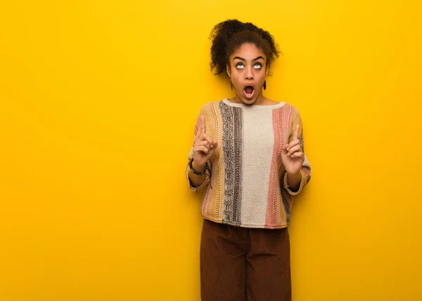 Jovem Negra Afro Americana Menina Com Olhos Azuis Surpreso Apontando — Fotografia de Stock