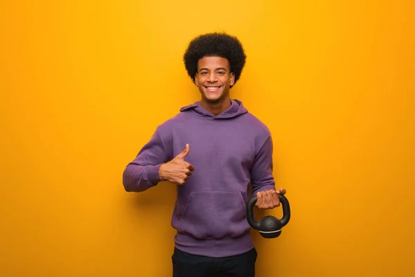 Jovem Africano Americano Fitness Homem Segurando Haltere Sorrindo Levantando Polegar — Fotografia de Stock