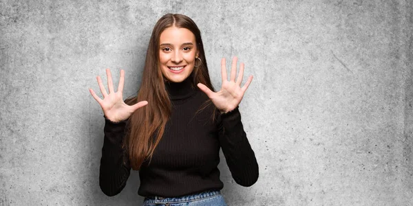 Mladý Roztomilý Žena Zobrazující Číslo Deset — Stock fotografie