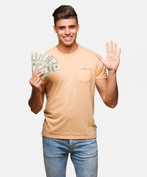 Jovem Segurando Dólares Mostrando Número Cinco — Fotografia de Stock
