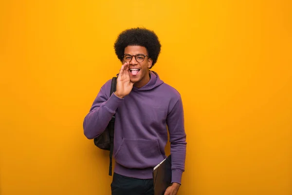 Jovem Estudante Afro Americano Gritando Algo Feliz Para Frente — Fotografia de Stock