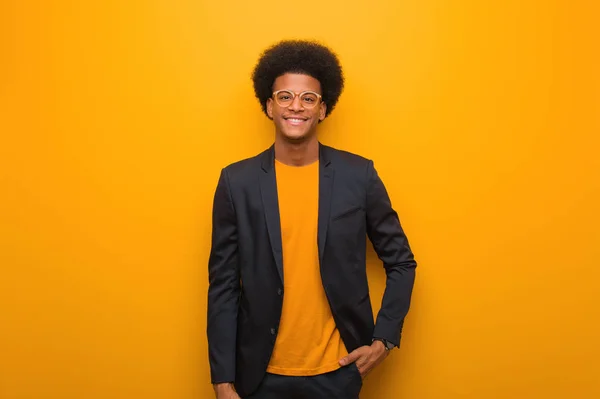Giovane Uomo Affari Afro Americano Muro Arancione Allegro Con Grande — Foto Stock