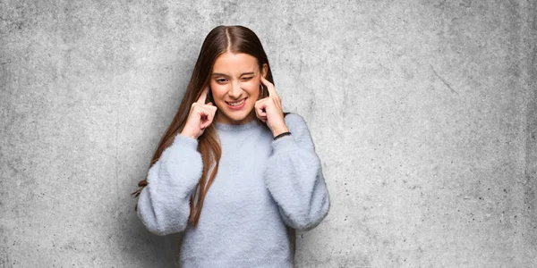 Junge Kaukasierin Bedeckt Ohren Mit Händen — Stockfoto