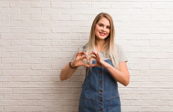 Unga Ryska Hipster Kvinna Gör Ett Hjärta Form Med Händerna — Stockfoto