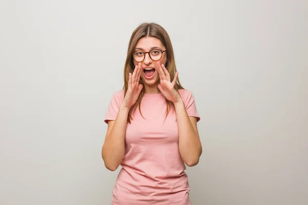 Ung Rysk Naturlig Tjej Skriker Något Glad Till Fronten — Stockfoto