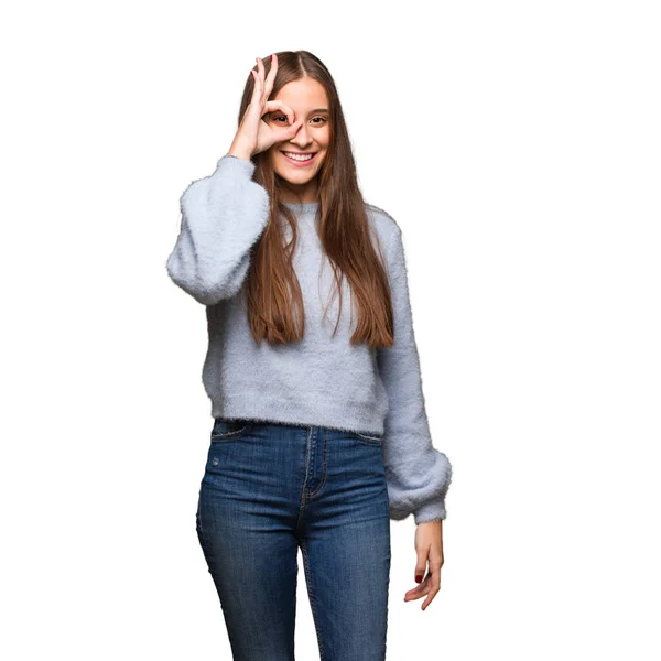 Καυκάσιος Γυναίκα Αυτοπεποίθηση Κάνει Εντάξει Χειρονομία Στο Μάτι — Φωτογραφία Αρχείου