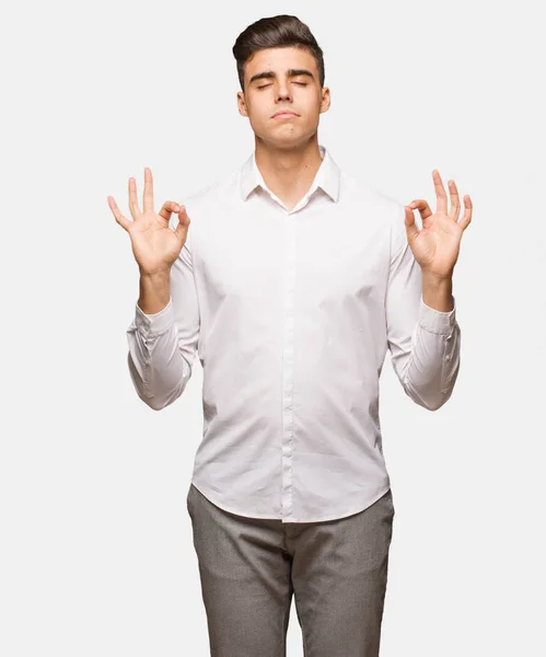 Joven Negocio Fresco Hombre Realizando Yoga — Foto de Stock