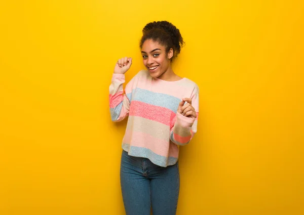 Jovem Negra Afro Americana Menina Com Olhos Azuis Dançando Divertindo — Fotografia de Stock