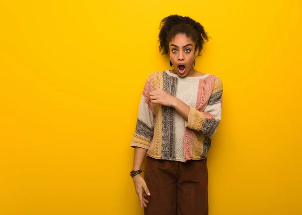 Junge Schwarzafrikanisch Amerikanische Mädchen Mit Blauen Augen Die Zur Seite — Stockfoto