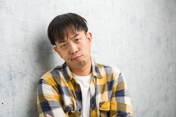 Ung Kinesisk Man Ansikte Närbild Korsning Armarna Avslappnad — Stockfoto