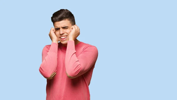 Jeune Homme Drôle Couvrant Les Oreilles Avec Les Mains — Photo