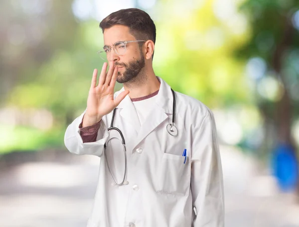 Junger Arzt Legt Hand Vor — Stockfoto