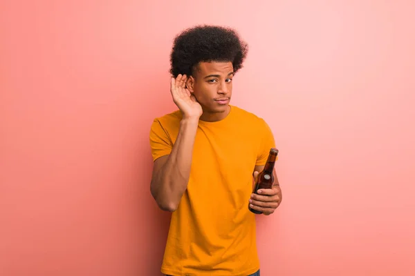 Jovem Afro Americano Segurando Uma Cerveja Tentar Ouvir Uma Fofoca — Fotografia de Stock