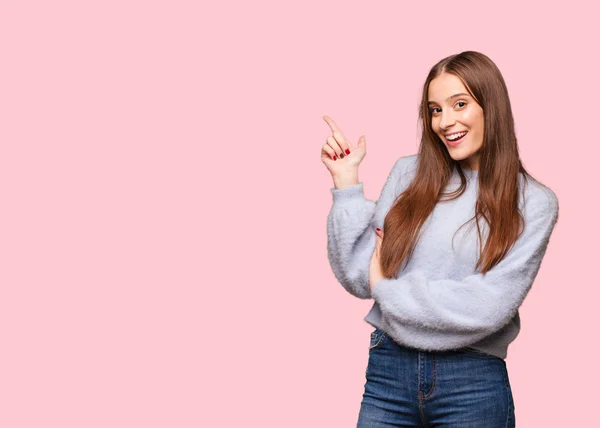 Mujer Joven Caucásica Señalando Lado Con Dedo —  Fotos de Stock