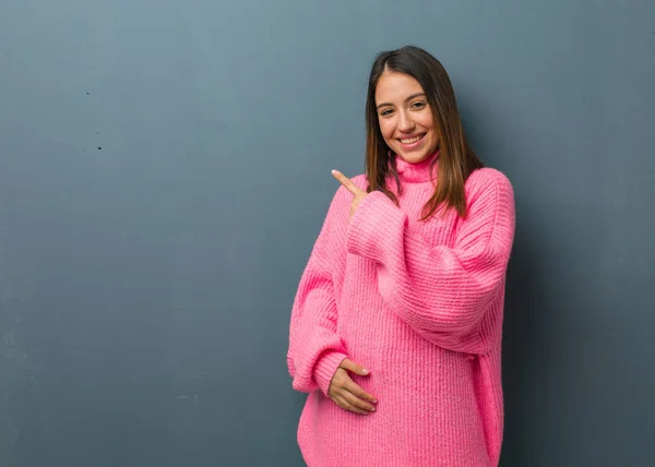 Jonge Moderne Vrouw Glimlachend Wijzend Naar Zijkant — Stockfoto