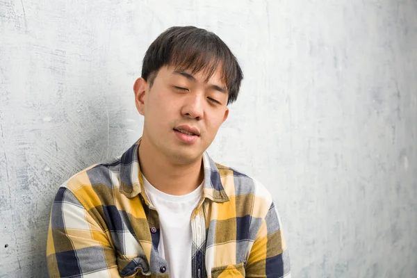 Junge Chinesische Mann Gesicht Nahaufnahme Verschränkten Armen Lächelnd Und Entspannt — Stockfoto