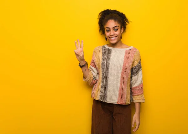 Jovem Negra Afro Americana Menina Com Olhos Azuis Mostrando Número — Fotografia de Stock