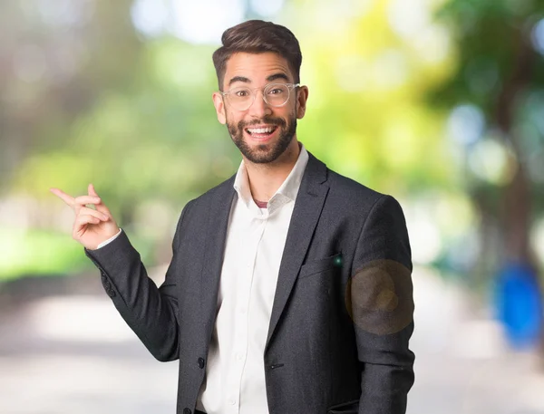 Jonge Knappe Zakenman Wijst Naar Kant Met Vinger — Stockfoto