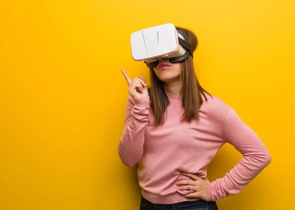 Joven Linda Mujer Con Una Realidad Virtual Googles Pensando Una — Foto de Stock